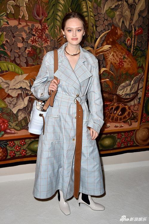 明星穿咖啡色衣服图片,明星演绎时尚新风尚