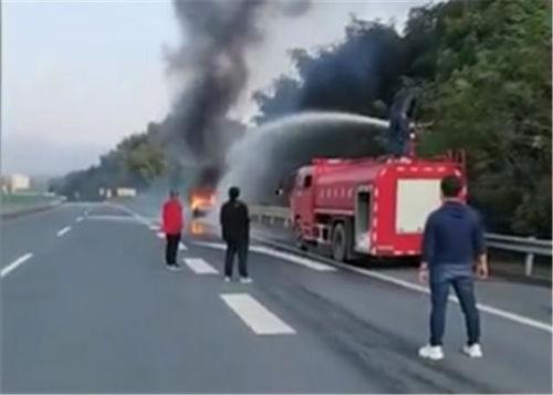 头条消防车救火小说,消防英雄的生死救援