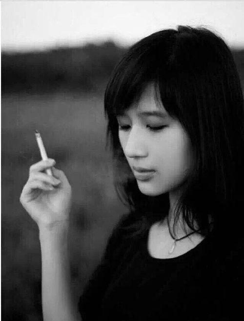 美女网红抽烟,美女网红的时尚抽烟瞬间
